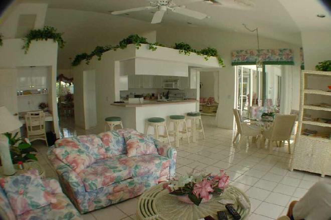 Muster Luxus Villa mit Pool Marco Island / Florida :  Wohnzimmer mit Blick zum Essbereich