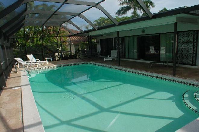 4� Zimmer Haus mit Pool Marco Island / Florida :  Poolarea und gedeckter Sitzplatz